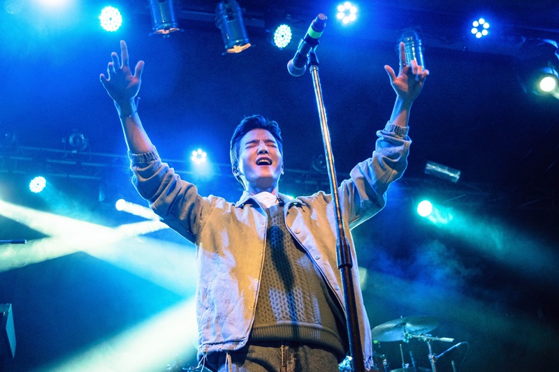 Ho Won, vocalista del W24, disfrutando de la euforia latinoamericana durante el concierto celebrado el 17 de septiembre en Argentina.
